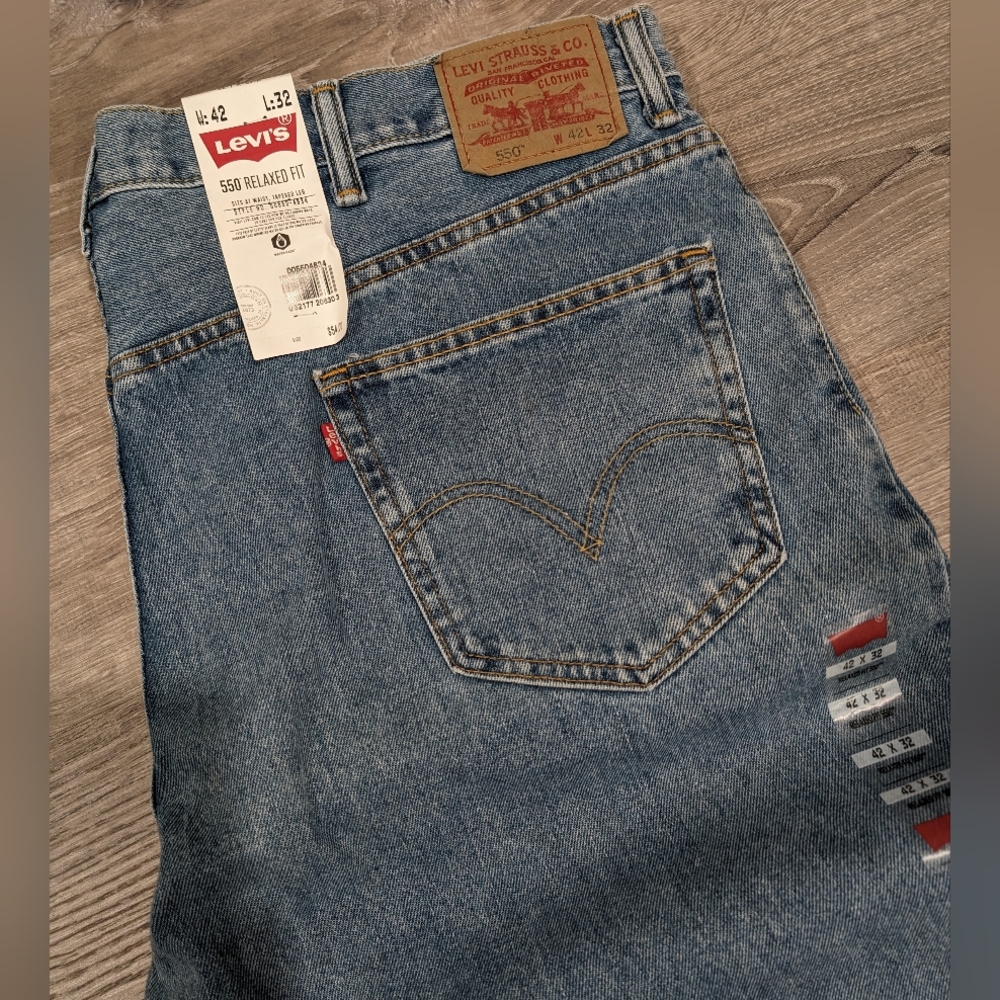 NWT Mens LEVIS Jeans 550